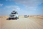 begegnen sich zwei Jeeps in der Wüste.....
